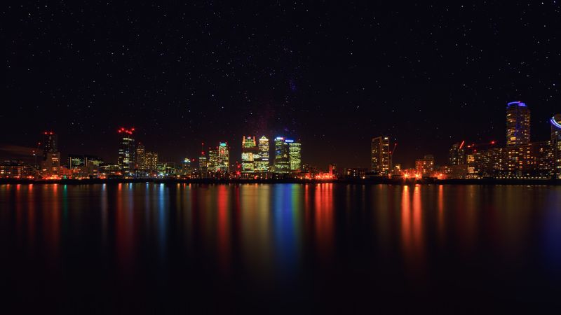 现代化城市夜间亮起灯光的天际线